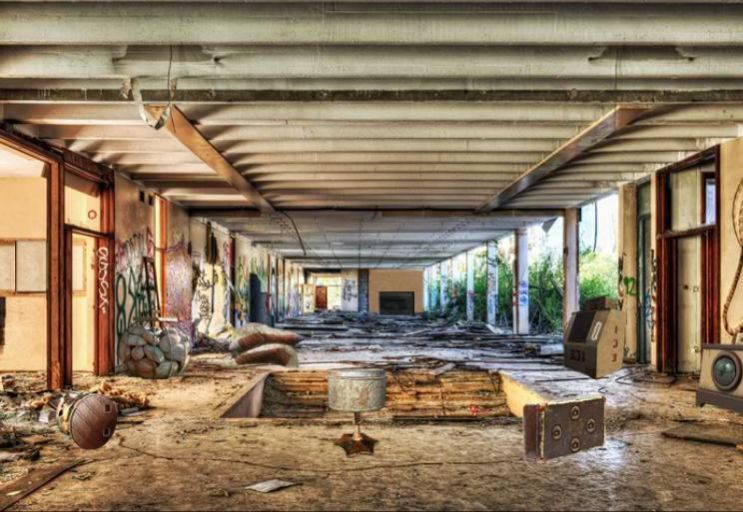 被遗弃的剧院逃生完整版